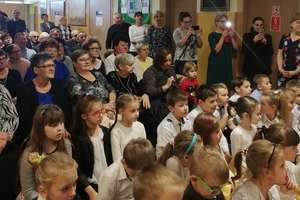 Impreza z okazji Dnia Babci i Dnia Dziadka w szkole w Gwiździnach 