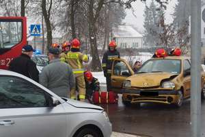 Kolizja trzech aut. Jedna osoba w szpitalu.