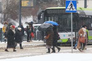 Zimowa aura w Olsztynie. Intensywne opady śniegu spowodowały trudne warunki na drogach [ZDJĘCIA]