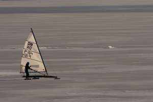 Żeglarze lodowi już trenują na jeziorze Niegocin