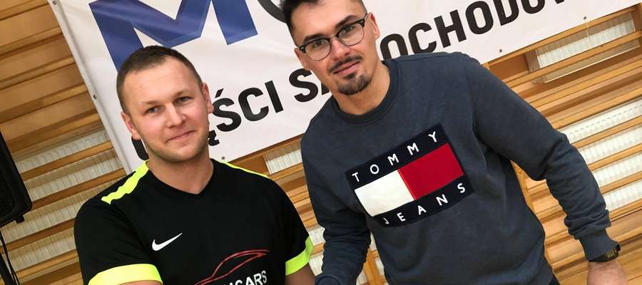 Nagrodę dla najlepszego zawodnika 7 i 8 kolejki Suskiej Ligi Futsalu z rąk Kamila Jędrzejewskiego odebrał Bartosz Wacławski z Flashcars (z lewej)