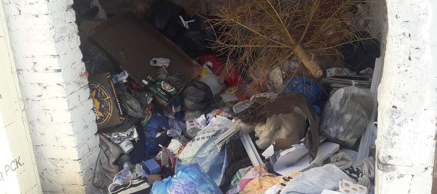 Śmieci w nieczynnym śmietniku przy ul. Słowackiego w Bartoszycach