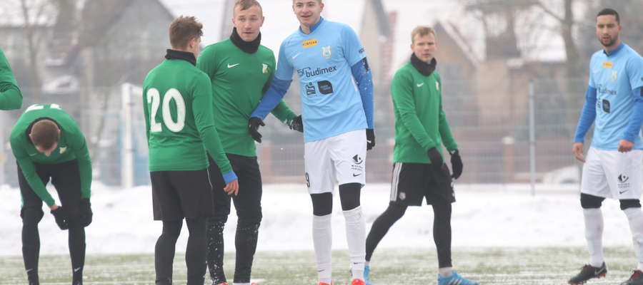 W biało-niebieskich barwach wystąpiła w Mławie szeroka grupa piłkarzy sprawdzanych pod kątem przydatności do gry w I lidze