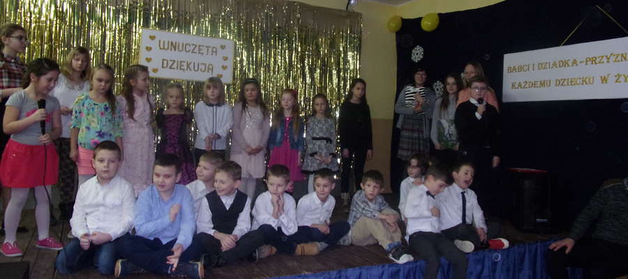 Uczniowie ze szkoły w Ostrowitem podczas występu 