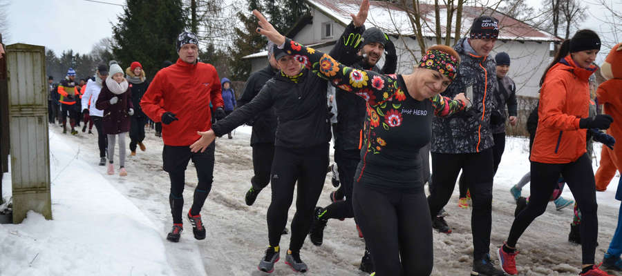 Biegiem i spacerem lokalni biegacze otworzyli biegowy sezon 2019 w gminie Ostróda