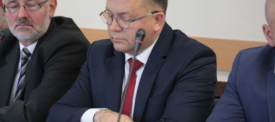 Zbigniew Pietrzak (w środku) podczas sesji Rady Powiatu