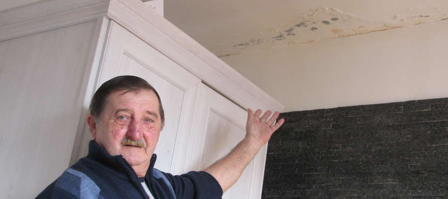 Leszek Meresta: — Nie mogę doprosić się remontu dachu, przez co mieszkanie wciąż jest zalewane, a na ścianach wychodzi grzyb