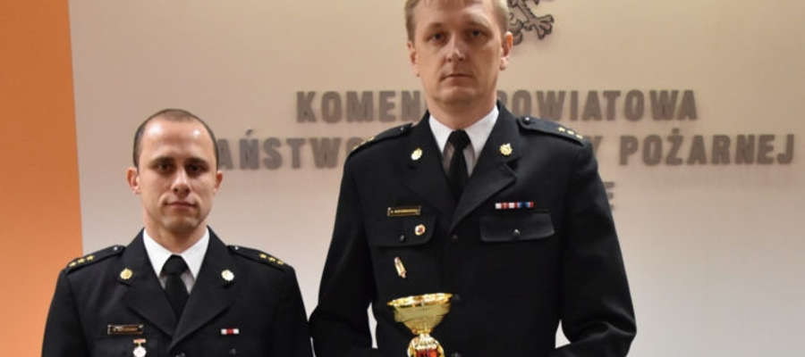 Od lewej: kapitan Daniel Szczęsny i kapitan Rafał Napiórkowski z KP PSP Ostróda