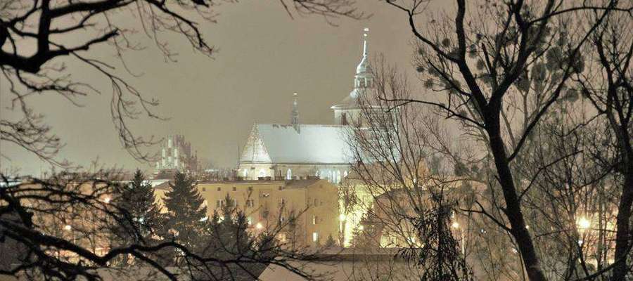 Wieczorna, zimowa panorama Bartoszyc.