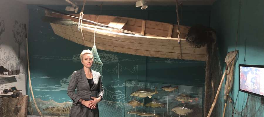 Dr Aneta Karwowska i jedna z ekspozycji zaaranżowana zgodnie z wzorcami współczesnego wystawiennictwa 