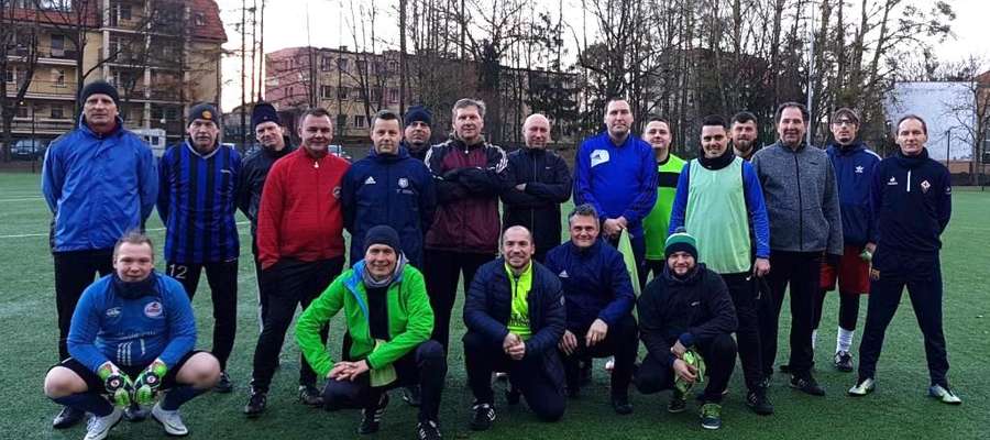 Piłkarze, którzy wzięli udział w noworocznym meczu oldbojów Jezioraka i ich przyjaciół
