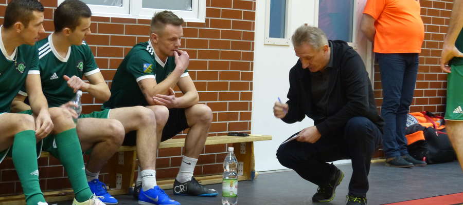 Trener Jarosław Płoski (GKS Wikielec) podczas nakreślania taktyki swoim piłkarzom 