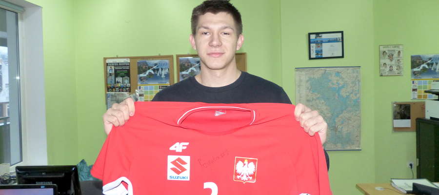 Damian Przytuła przyniósł dziś do naszej redakcji swoją koszulkę reprezentacji Polski z autografem