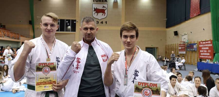 Dawid Pażuś (pierwszy z lewej) zakwalifikował się na czerwcowe mistrzostwa Europy juniorów w karate