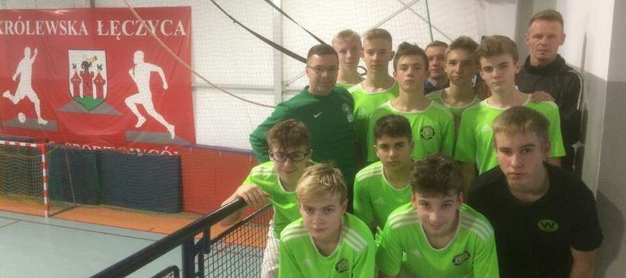 Finaliści Młodzieżowych Mistrzostw Polski w Futsalu z trenerami, Tomaszem Demczakiem i Remigiuszem Sobocińskim