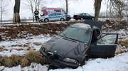 BMW wypadło z drogi. Pasażerka trafiła do szpitala