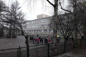 Dzieci w niebezpieczeństwie. Ewakuacja po alarmie bombowym w szkole podstawowej w Olsztynie [AKTUALIZACJA, ZDJĘCIA]