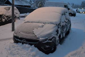 Sypnęło śniegiem, kierowcy i drogowcy mieli trochę do odśnieżenia