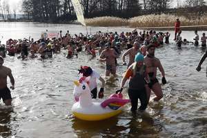 Tłumy śmiałków wykąpały się w Jeziorze Ełckim