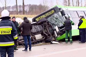 Wypadek autobusu i osobówki pod Białymstokiem. Pięcioro dzieci trafiło do szpitala