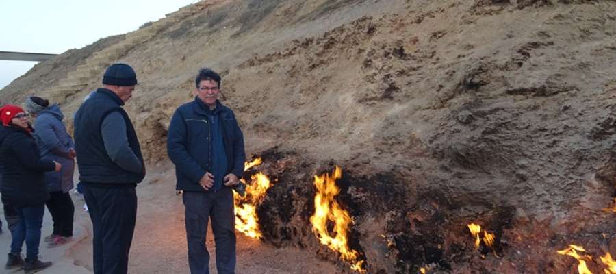 Andrzej Malinowski ogląda płonące wzgórze Yanar Dag 