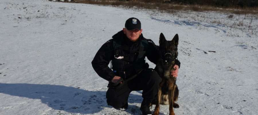 Pies tropiący Vox z iławskiej policji ze swoim przewodnikiem, asp. Dariuszem Lamkowskim