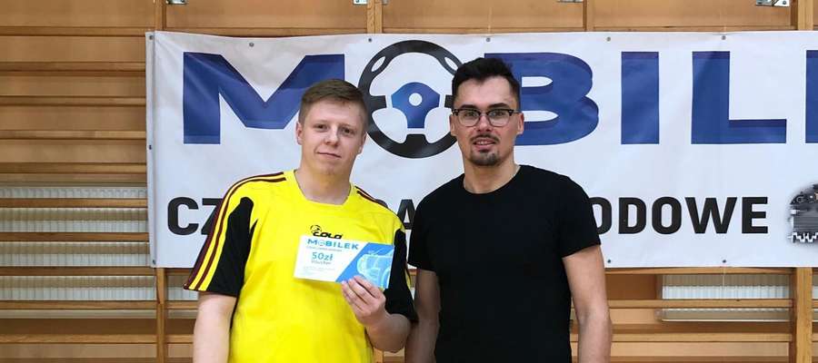 Nagrodę dla najlepszego zawodnika 9 i 10 kolejki ufundowaną przez Sklep Mobilek - Części Samochodowe odebrał Sebastian Woźniak z Futsal Prabuty (z lewej), z prawej Kamil Jędrzejewski, organizator Suskiej Ligi Futsalu