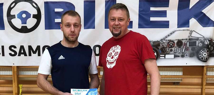 Nagrodę za najlepszego zawodnika 13 i 14 kolejki ufundowaną przez sklep Mobilek - Części Samochodowe odebrał Mariusz Gąsior z Moto Trans (z lewej, obok Cezary Oracki z UG Susz)