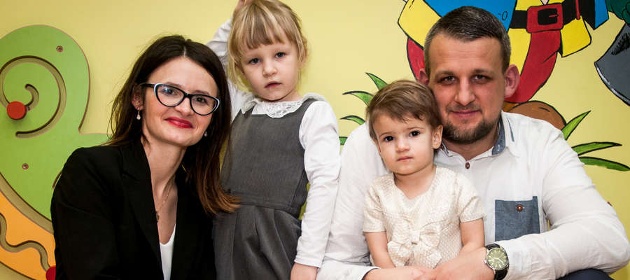 Paulina Brol z mężem Damianem i córeczkami Zosią i Laurą