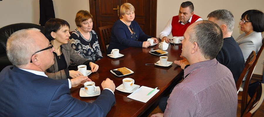 Wizyta bibliotekarek z Gurjewska w gabinecie burmistrza miasta