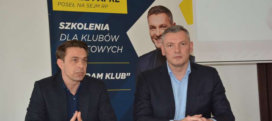 Poseł Paweł Papke (z prawej) i burmistrz Olecka Karol Sobczak 
