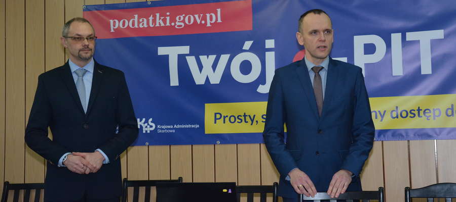 Naczelnik Przemysław Uździło (z prawej) i kierownik Dariusz Budka na spotkaniu informacyjnym w US w Olecku 