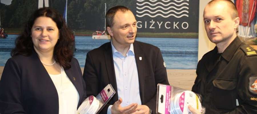 Od lewej: Ewa Ostrowska, dyrektor CPUiIS, burmistrz Giżycka Wojciech Karol Iwaszkiewicz, komendant powiatowy PSP w Giżycku Jacek Baczewski