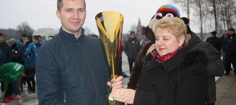 Paweł Dobrzyński, kapitan Łyny, odbiera z rąk burmistrz Sępopola Ireny Wołosiuk puchar za zwycięstwo w turnieju