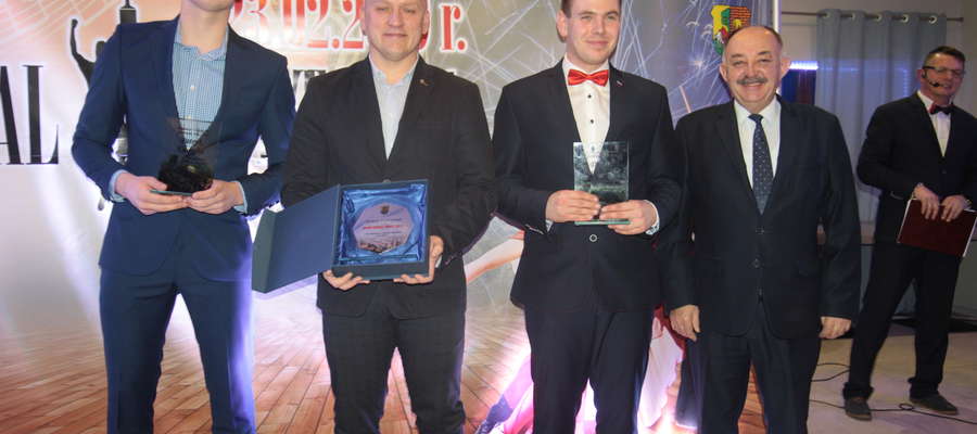 Nominowani w kategorii Sportowiec Roku (od lewej): Patryk Kulpaka, zwycięzca Szymon Szypczyński oraz Łukasz Złotucha, który reprezentował nominowanego Dawida Worobca. Z prawej wicemarszałek województwa Miron Sycz