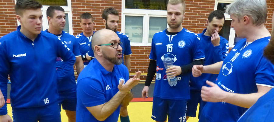 Karol Adamowicz, trener Jezioraka Iława (w środku), nie jest zadowolony z gry swojej drużyny
