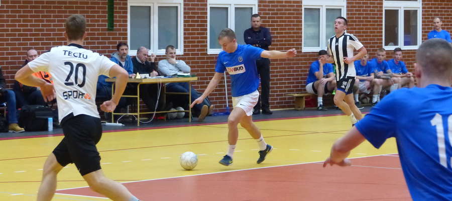 Mateusz Jajkowski (przy piłce) zdobył dla Zawbudu trzy gole w meczu finałowym przeciwko FC Domki Wikielec