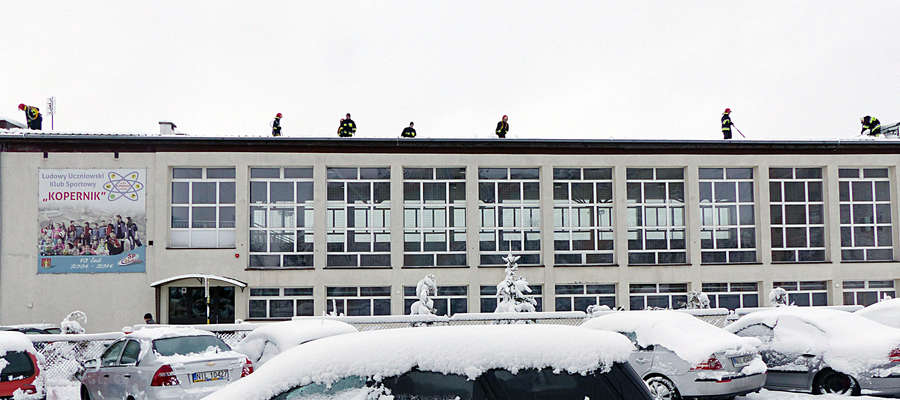 Strażacy lubawskiej OSP odśnieżyli dach sali sportowej i sprawdzili bezpieczeństwo obiektu