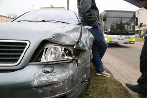 Zderzenie samochodów w Olsztynie. 20-letni kierowca wymusił pierwszeństwo [ZDJĘCIA]