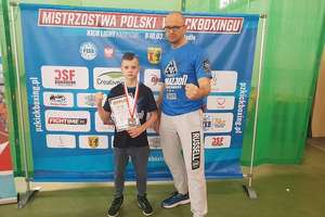Jan Welens wicemistrzem Polski kadetów w kickboxingu. Z medalem również Szymon Sośnicki