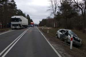 Czołowe zderzenie renault i ciężarówki. Dwie osoby w szpitalu