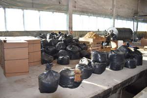 Nielegalna fabryka. Policjanci zabezpieczyli 4 tony krajanki tytoniowej oraz 5500 litrów skażonego alkoholu etylowego. 