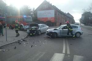 Dwa samochody zderzyły się na skrzyżowaniu w Ostródzie