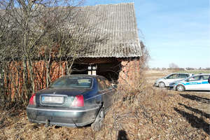 Rozpędzone auto wjechało w budynek w Milewie