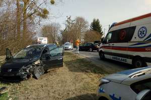 BMW zderzyło się z peugeotem w Elblągu. Droga jest nieprzejezdna [ZDJĘCIA]