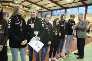 Młodziczki MDK UKS Jedynka odebrały medale za trzecie miejsce w lidze wojewódzkiej