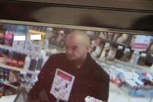 Skradziono perfumy. Policja publikuje wizerunek sprawcy