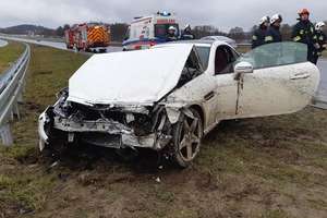 Wypadek na drodze S51 między Olsztynem a Olsztynkiem. Kierowca trafił do szpitala [VIDEO]