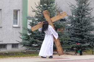 Młodzieniec przebrany za Jezusa chodził ulicami Bartoszyc [ZDJĘCIA]