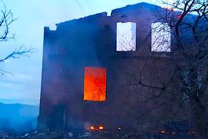 Spalił się budynek mieszkalny w Zwiniarzu. W pożarze nikt nie ucierpiał